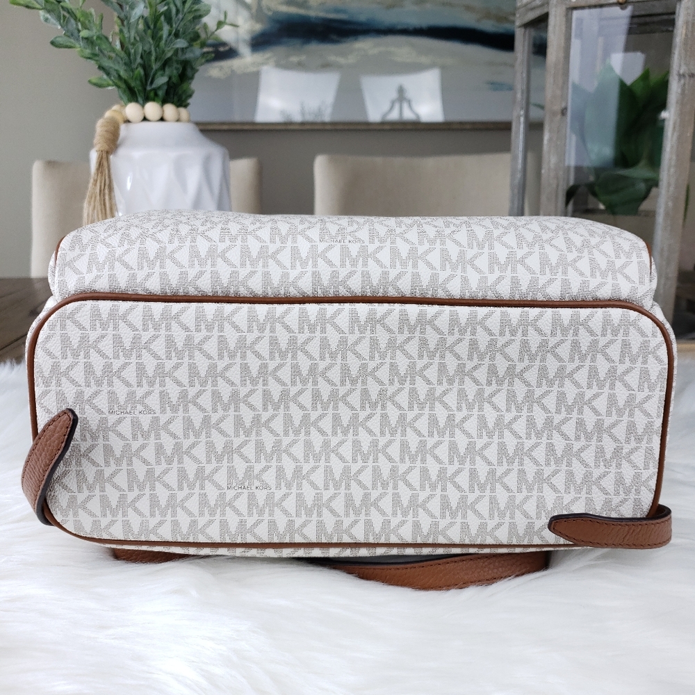 🌺NWT Michael Kors LG Abbey backpack bag Vanilla - Picture 7 of 8